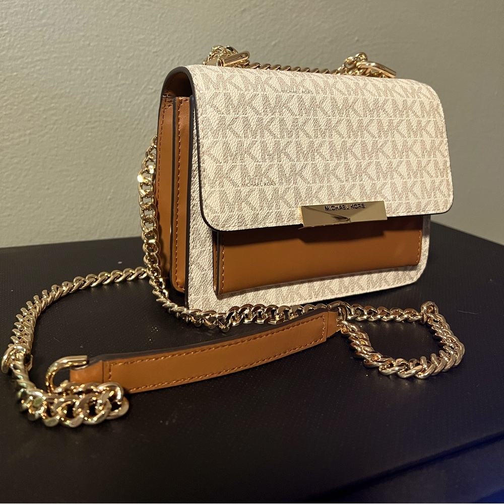 AUTHENTIC ! Michael Kors monogram xs gusset crossbody